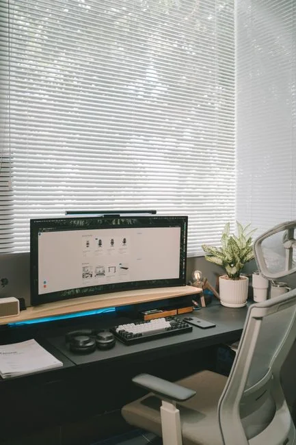 Un écran d’ordinateur moderne affichant un travail de conception web, mettant en valeur des visuels créatifs dans un espace de travail.